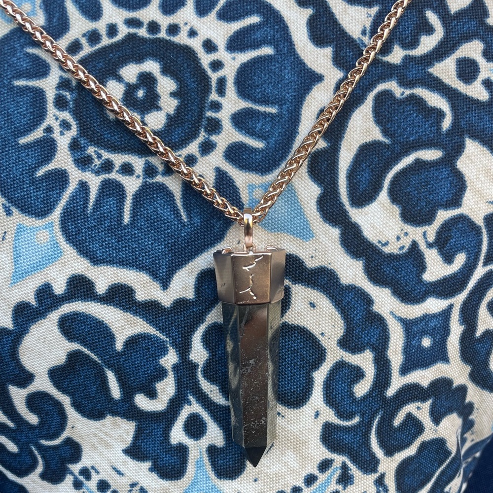 RARE Kendra Scott Rose Nora necklace. Rose gold with green stone.